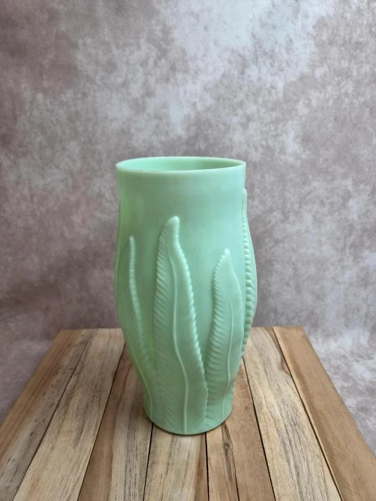 Vase Art Déco en opaline verte Spip France décor feuilles